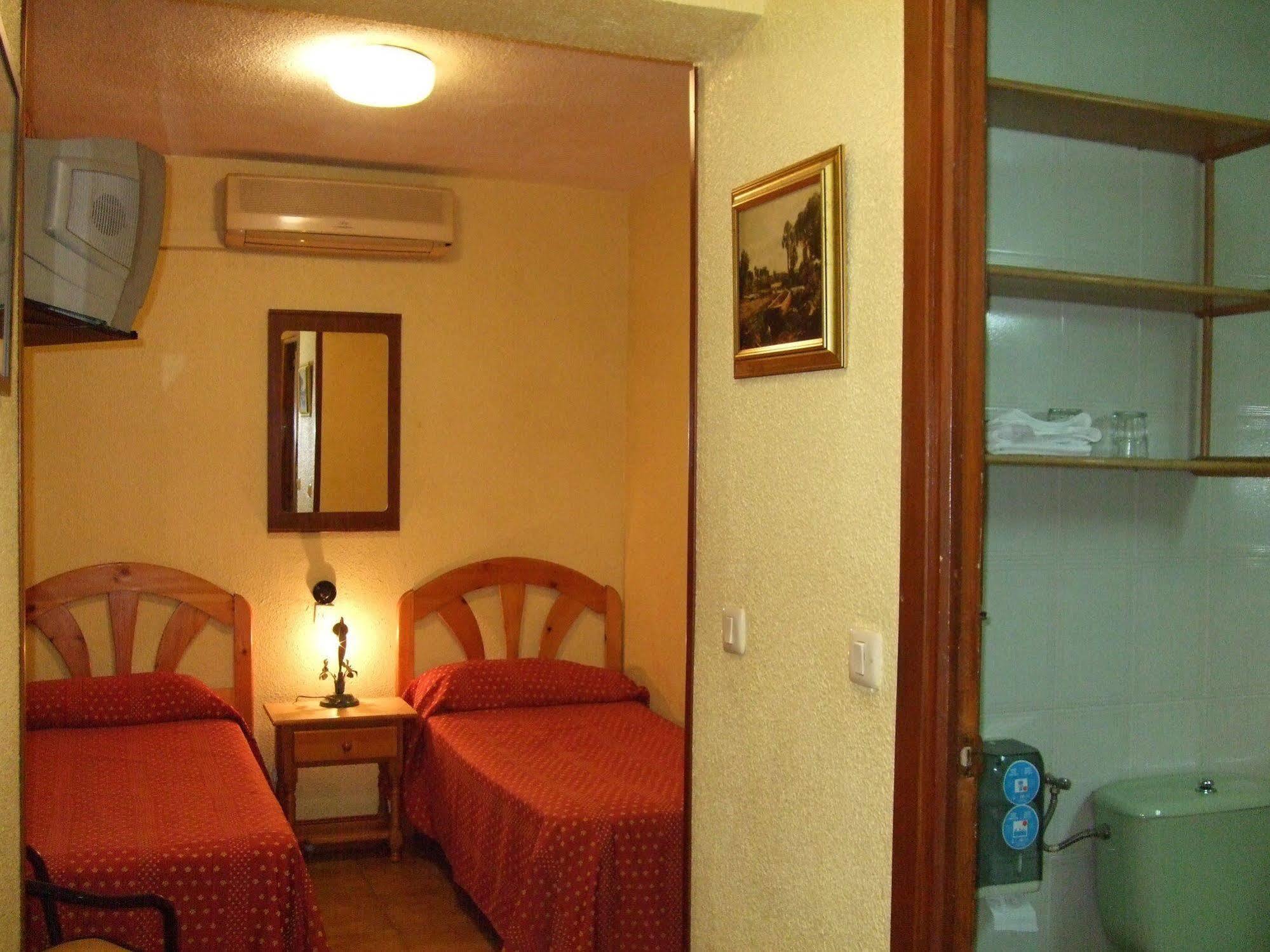 Hostal Jacinto Alcalá de Henares Exterior photo