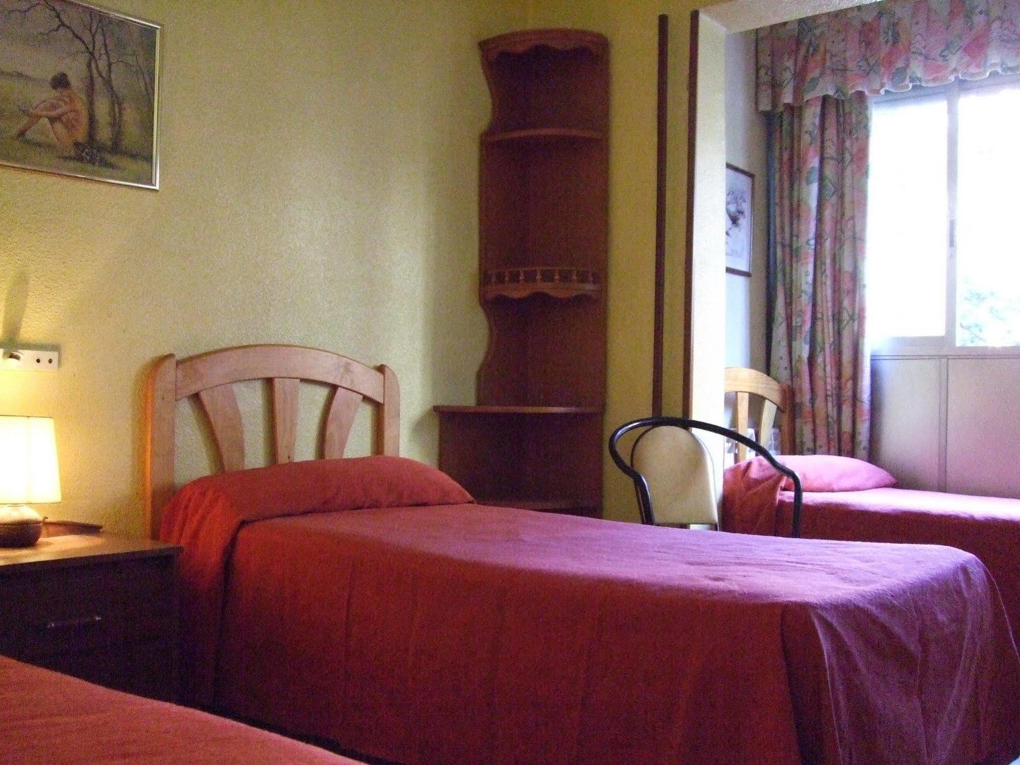 Hostal Jacinto Alcalá de Henares Exterior photo