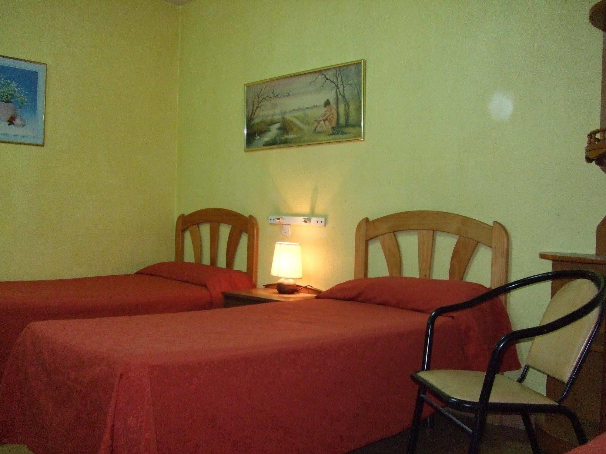 Hostal Jacinto Alcalá de Henares Exterior photo